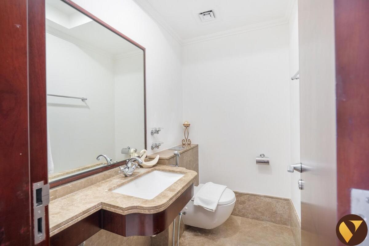 Vogue Luxury Three Bedroom And Kids At Grandeur Residence, Huge Private Sea-view Terrace, Private Access, Get 30 Percents Off Zabeel Saray Dining Apartment