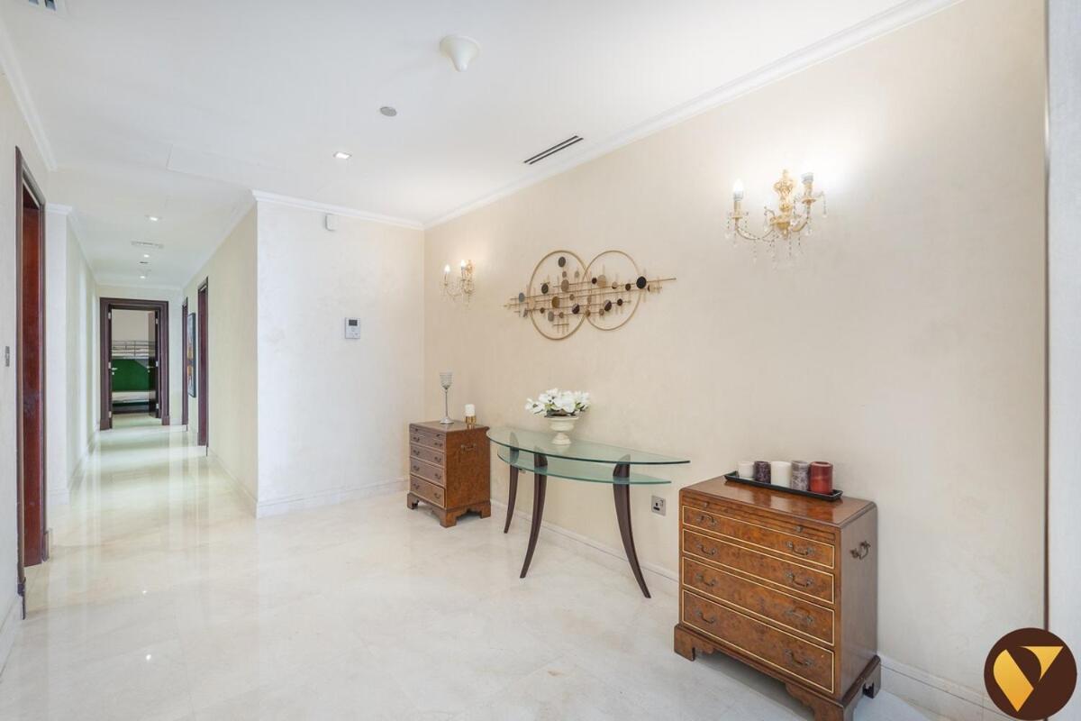 Apartment Vogue Luxury Three Bedroom And Kids At Grandeur Residence, Huge Private Sea-view Terrace, Private Access, Get 30 Percents Off Zabeel Saray Dining Dubai