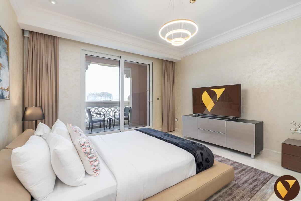 Vogue Luxury Three Bedroom And Kids At Grandeur Residence, Huge Private Sea-view Terrace, Private Access, Get 30 Percents Off Zabeel Saray Dining Apartment Dubai